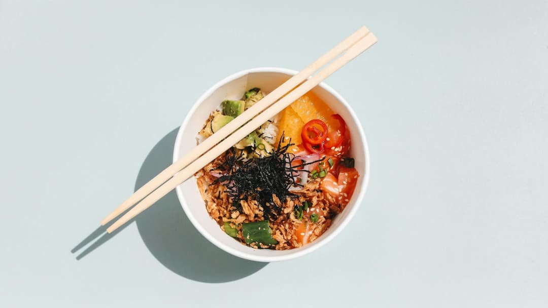 Cómo iniciar un negocio de poke bowl: Una guía completa